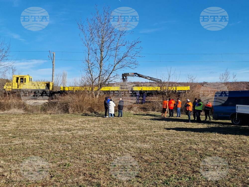 Екип на Инспекцията по труда извършва оглед на мястото на инцидента в междугарието Криводол – Бойчиновци, при който загинаха двама работници 
