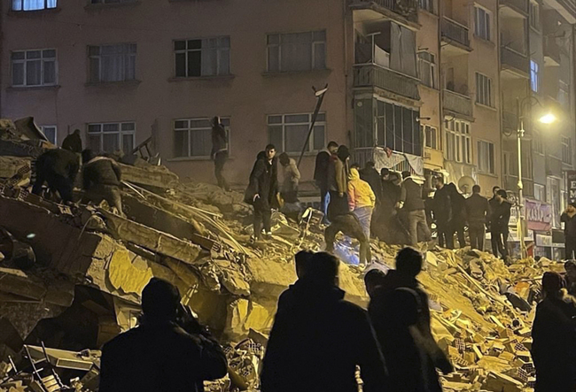 Над 1540 са жертвите на днешните земетресения в Турция, ранените са 9733, съобщи турският вицепрезидент Фуат Октай