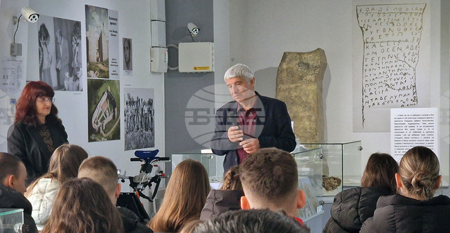 В книгата си „България: кратки хроники“ проф. Пламен Павлов представя нов прочит на отделни събития и личности от българската история 