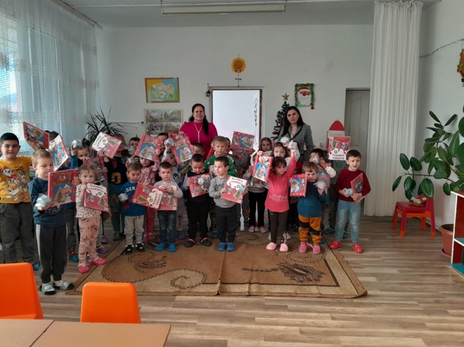 Деца от детските градини в Опака получиха коледни подаръци от Общината 