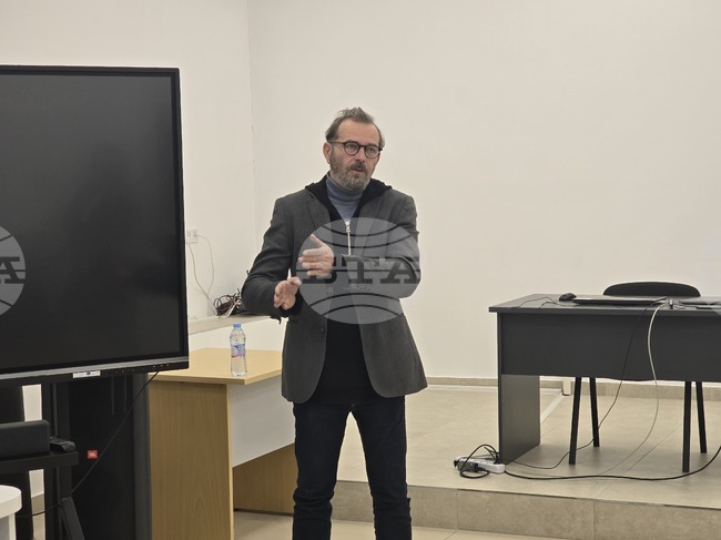 Художникът Красимир Терзиев показа филма си “Битките на Троя” пред ученици в Добрич