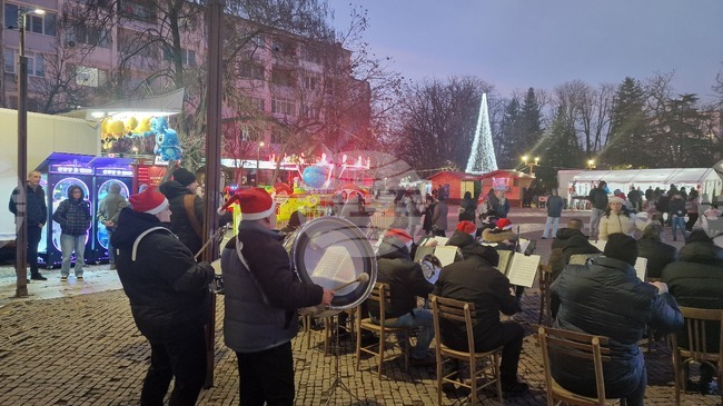 Община Търговище подготвя разнообразна коледно-новогодишна програма с участието на общински състави и млади творци