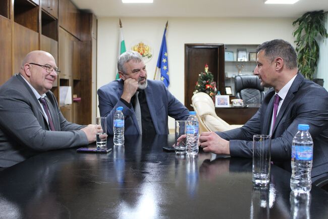 Областна администрация Русе: Драгомир Драганов поздрави ректора на Икономическия университет във Варна за представянето на новата му книга „Бизнес в бързата лента“