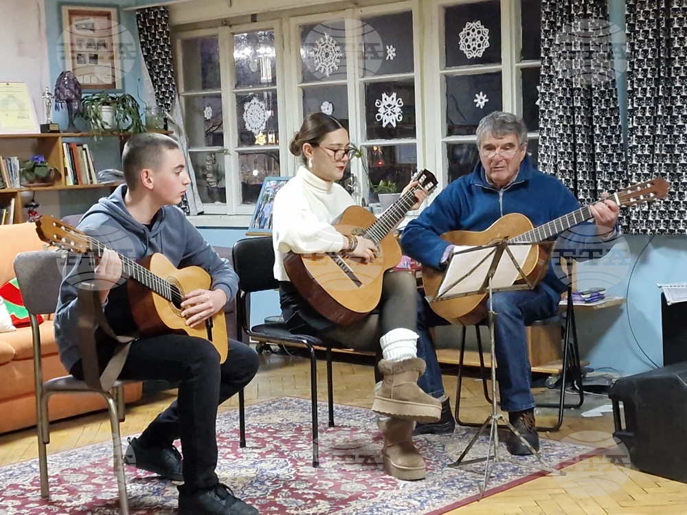 Традиционен предколеден концерт изнесе китарен ансамбъл „Акустика“ в Самоков