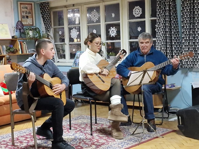 Традиционен предколеден концерт изнесе китарен ансамбъл „Акустика“ в Самоков