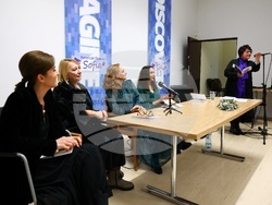 Четене на стихове от книгата „Любовите ни“