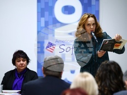 Четене на стихове от книгата „Любовите ни“