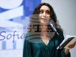 Четене на стихове от книгата „Любовите ни“