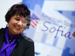 Четене на стихове от книгата „Любовите ни“