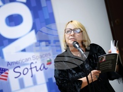 Четене на стихове от книгата „Любовите ни“