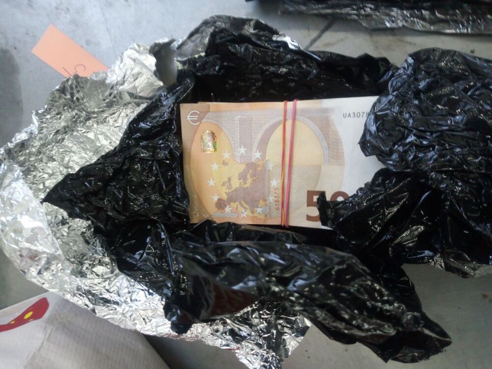 Над 230 000 евро, увити като сандвичи, откриха в лек автомобил митничари в района на „Дунав мост 2“ при Видин