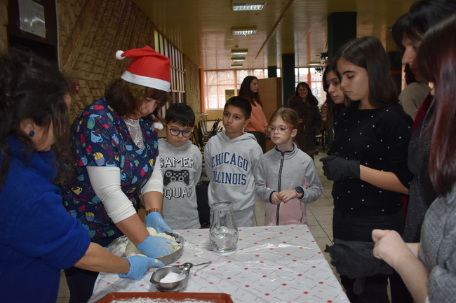 Община Разград: 40 деца от 2 училища научиха как се правят гевречета за коледари