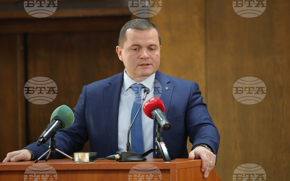 Да посегнеш на човек, който всекидневно работи за ред и сигурност, е нападение срещу целия град, написа във фейсбук профила си кметът на Русе