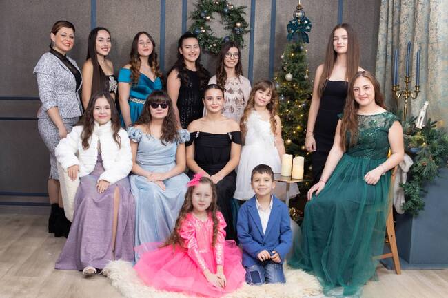 Възпитаници на музикална школа „Ню войсис“ в Търговище записаха нова коледна песен 