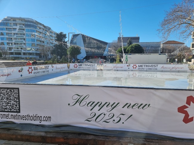 На фона на топло време в Бургас отново откриват ледена пързалка