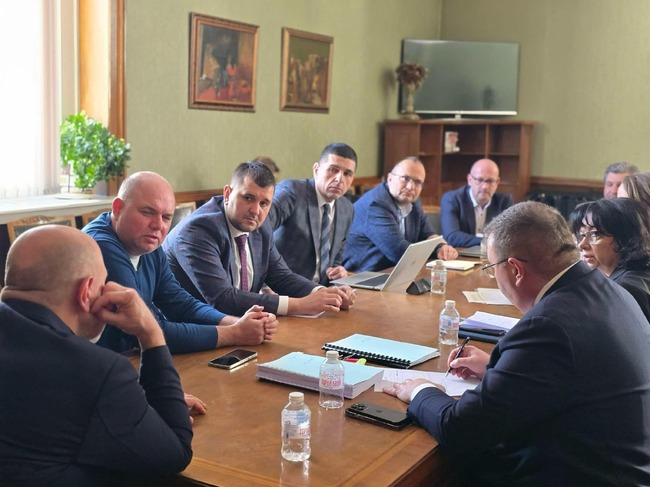 Демократична България: Продължават преговорите за правителство между ГЕРБ-СДС и ДБ