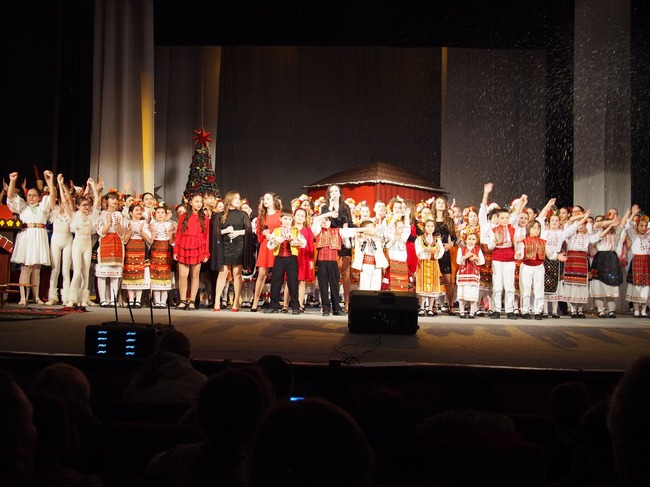 Концертът „Гости дошли коледари“ представиха съставите на Младежкия дом в Търговище