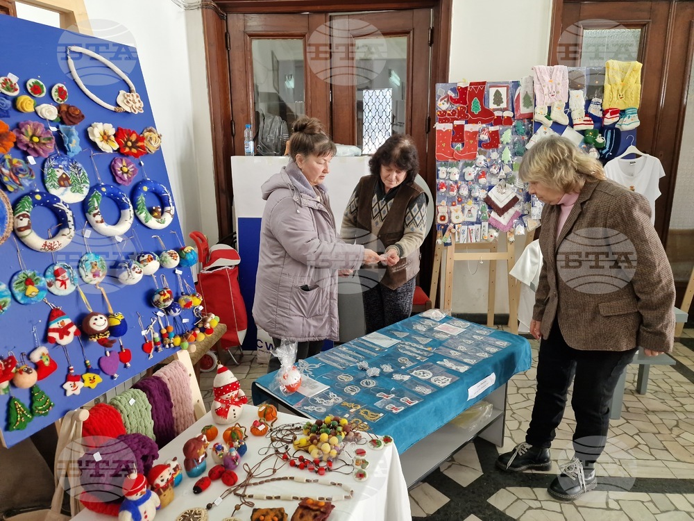 Жени от Клуба по битова култура към Народно читалище "Надежда-1869" във Велико Търново подредиха коледна изложба-базар с ръкоделия