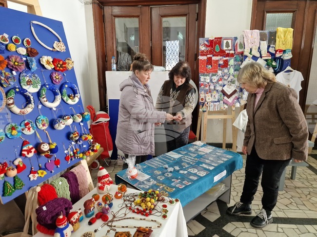 Жени от Клуба по битова култура към Народно читалище "Надежда-1869" във Велико Търново подредиха коледна изложба-базар с ръкоделия