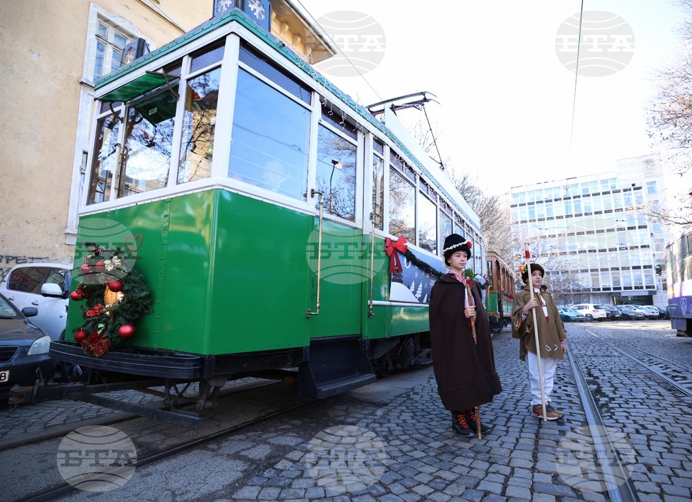 Коледен ретро трамвай