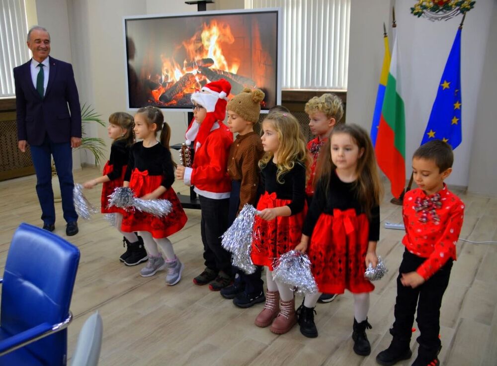 Кметът на Асеновград разказа коледна приказка на малки коледари