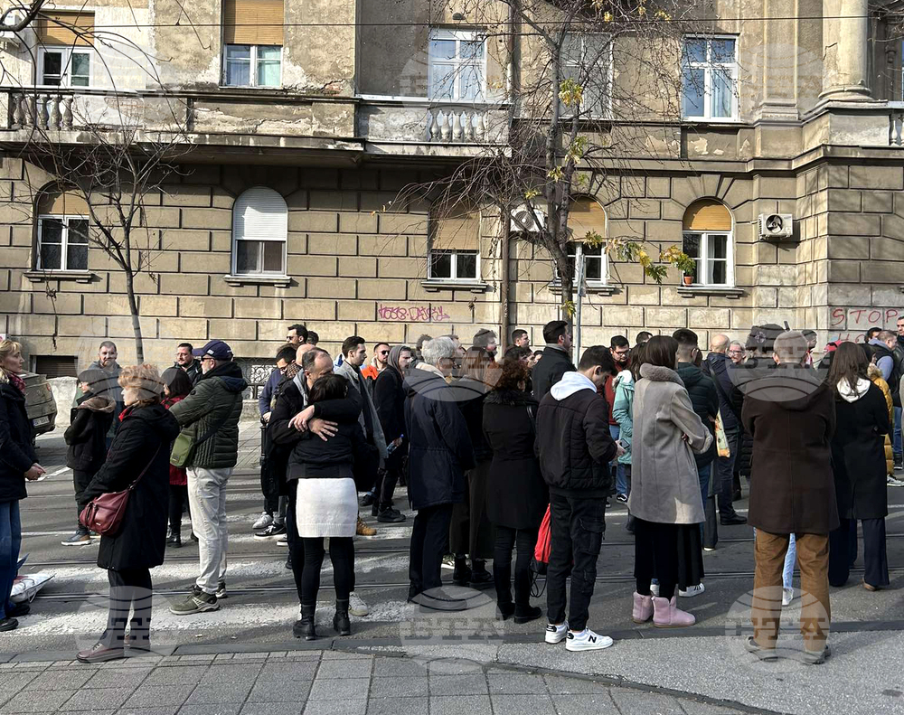 Студенти, ученици и граждани блокират улиците в Сърбия заради 15-те загинали в Нови Сад