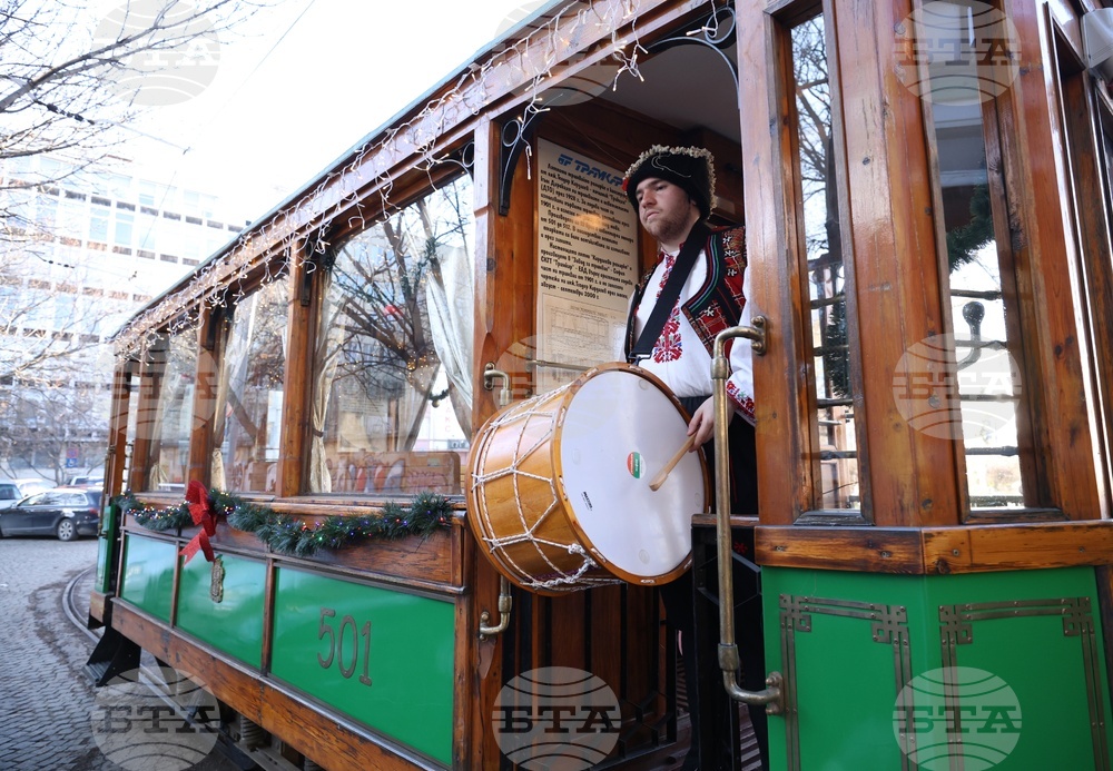 Коледен ретро трамвай