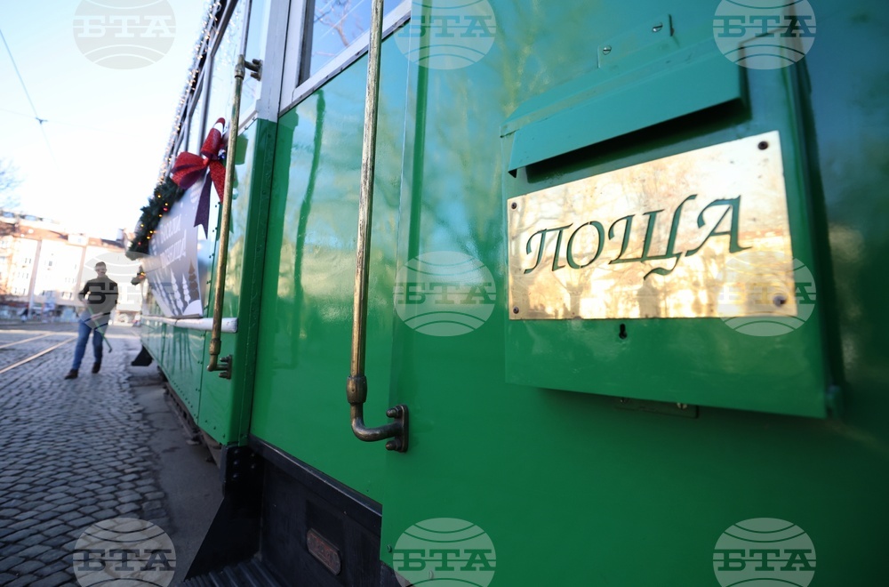 Коледен ретро трамвай