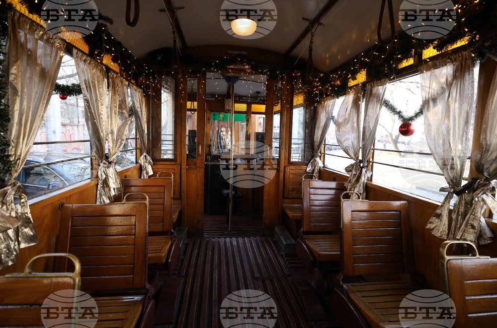 Коледен ретро трамвай
