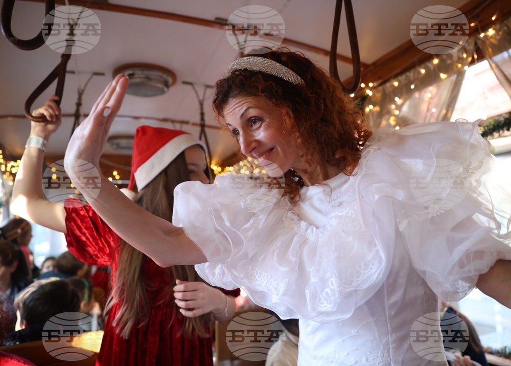 Коледен ретро трамвай