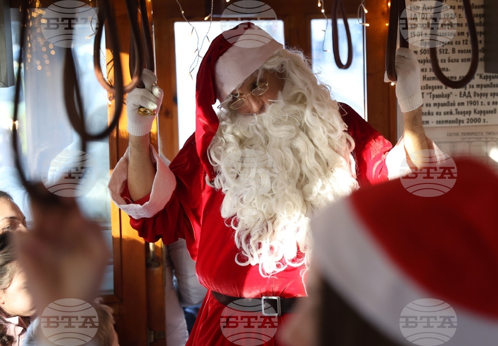 Коледен ретро трамвай