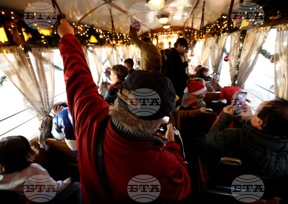 Коледен ретро трамвай