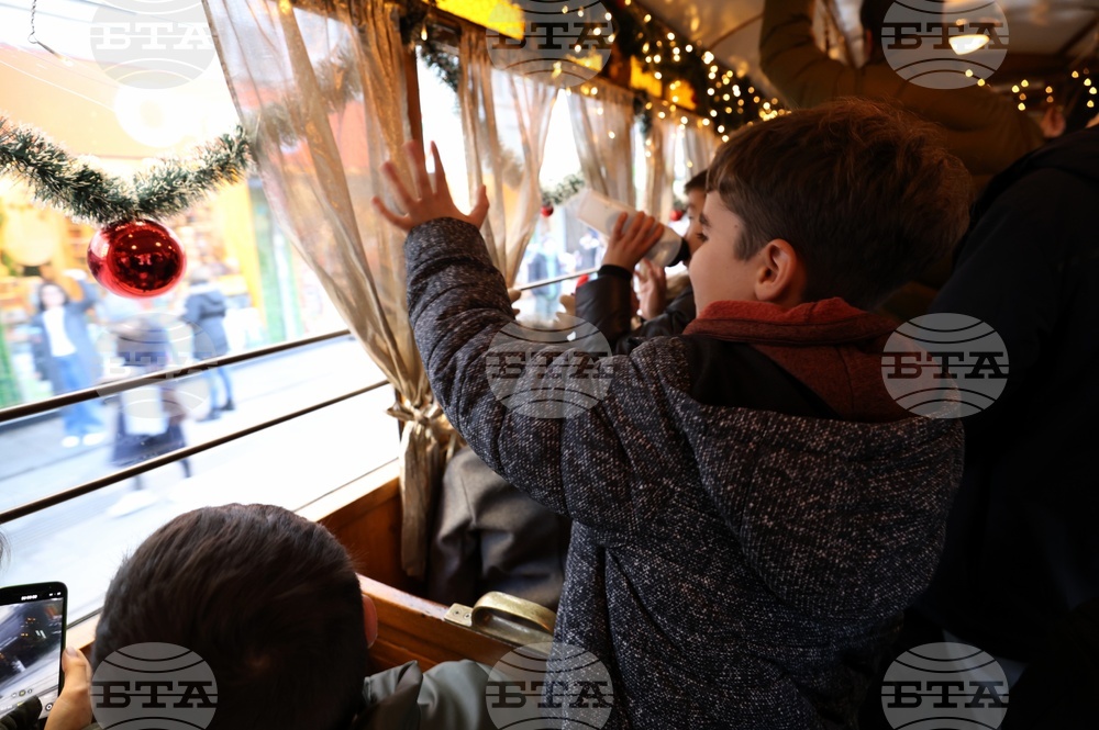 Коледен ретро трамвай