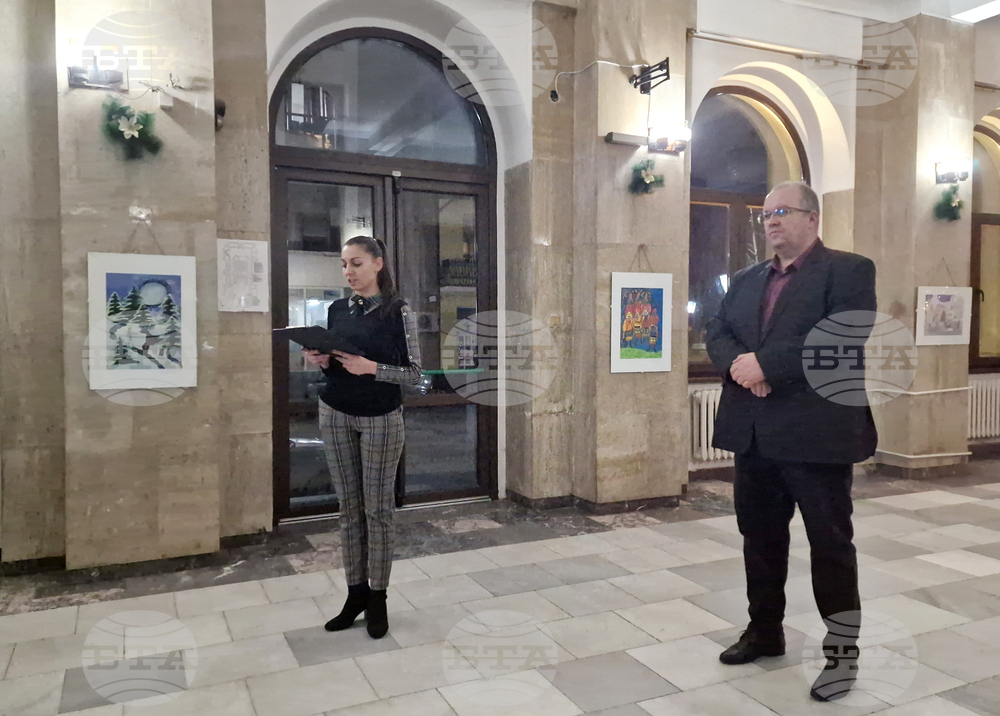 В самоковско читалище бе открита изложба с детски рисунки и се състоя коледен концерт