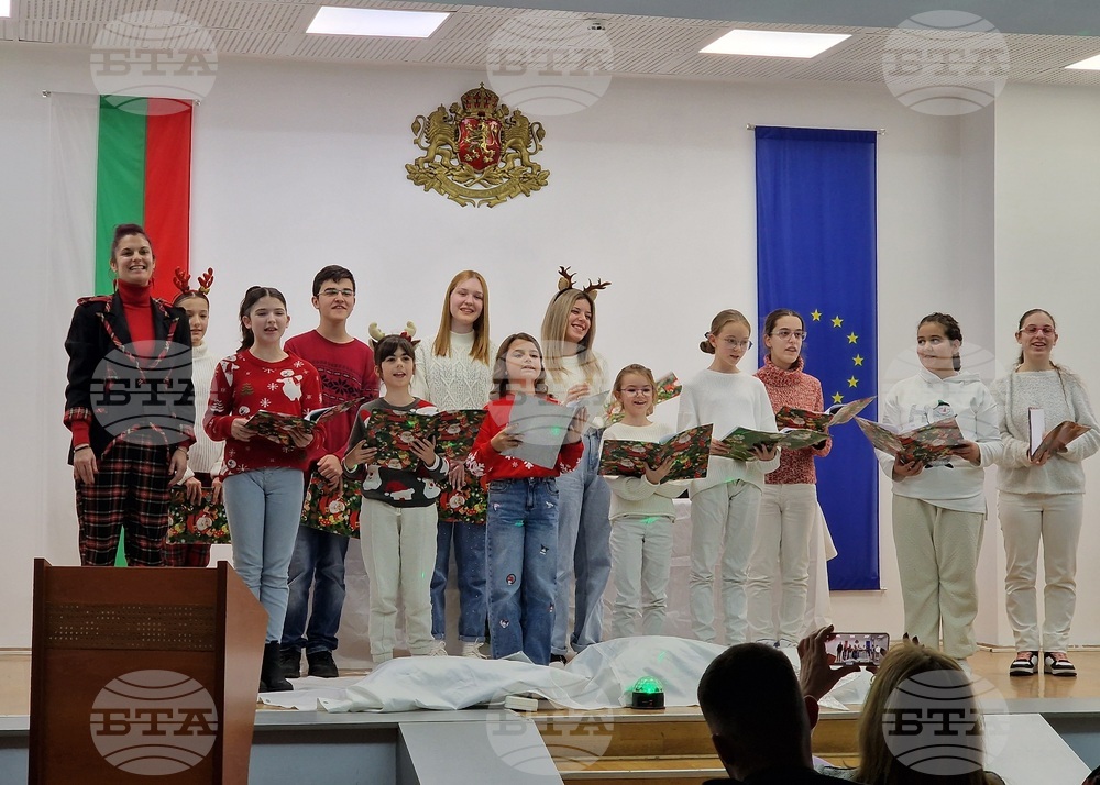 Коледен спектакъл представи трупата за сценични изкуства „Богдара" в Свищов