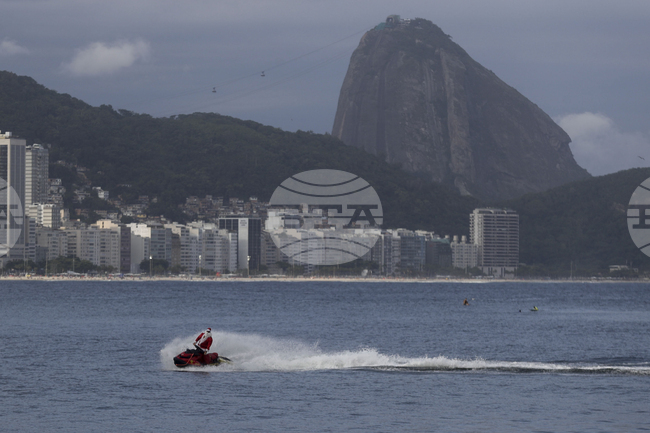 Един загинал при падането на малък самолет в морето край Копакабана в Рио де Жанейро