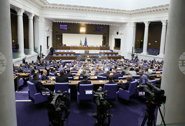 Коледната ваканция на народните представители да бъде съкратена, предлагат от "Продължаваме промяната - Демократична България"