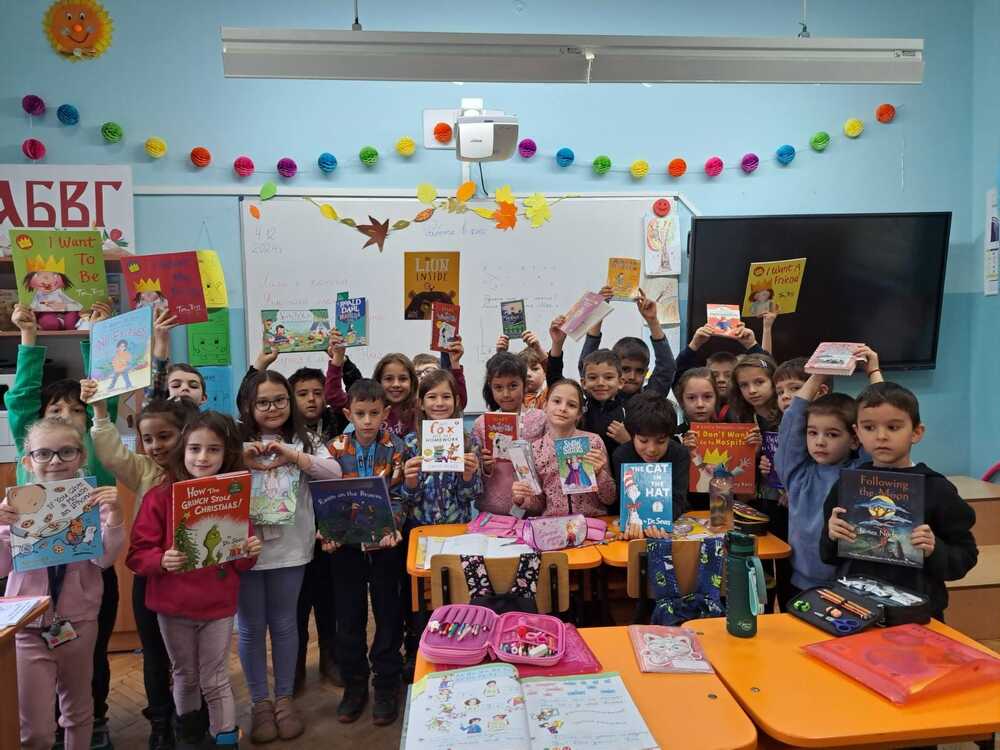Децата от училище „Св. св. Кирил и Методий“ във Виена изпратиха книжки на английски език и разделители с послания до свои съученици в София