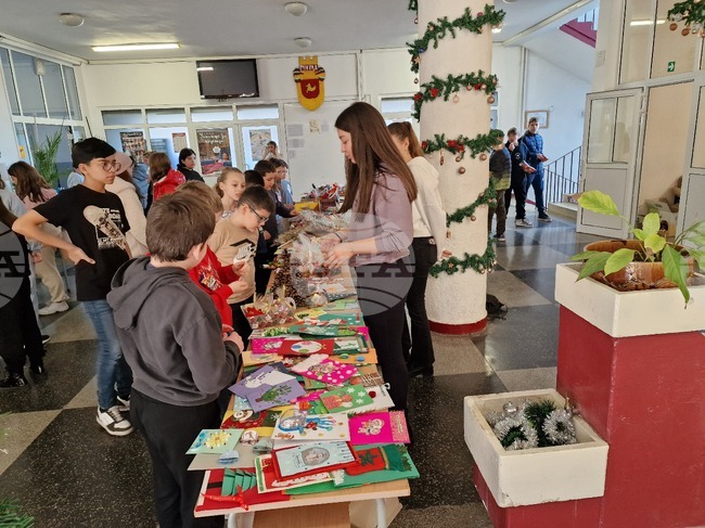 Коледен благотворителен базар в Основно училище „Никола Икономов“ в Разград събира средства за лечение на двама ученици