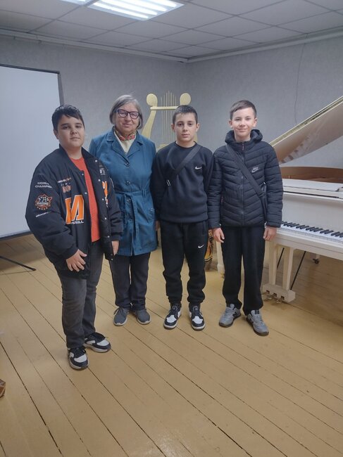  Децата от групата „Табашко коледарче“ изпълниха български обредни песни по време на екскурзия в музикалното училище в град Болград, Украйна