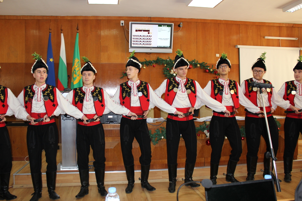 Община Шумен: Коледари поздравиха кметския екип и общинските съветници на последното им заседание 