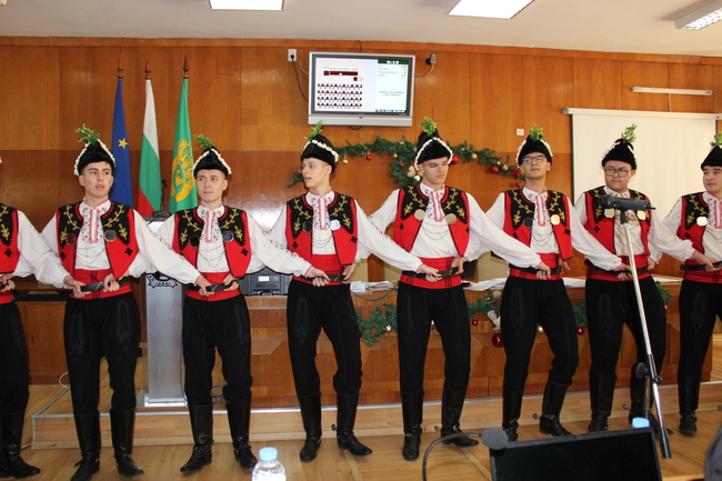 Община Шумен: Коледари поздравиха кметския екип и общинските съветници на последното им заседание 