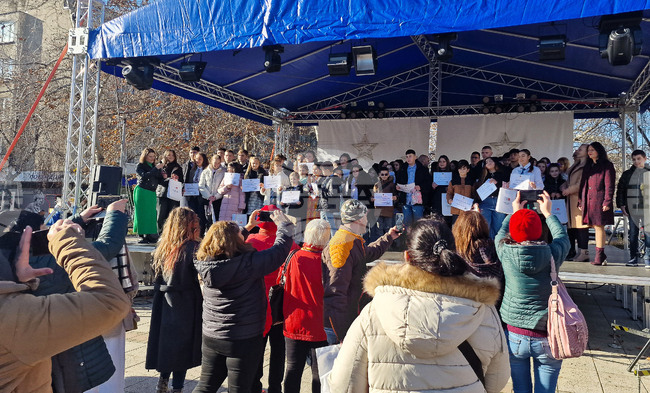 Близо сто деца получиха награди от Община Разград за заслугите и успехите си през годината