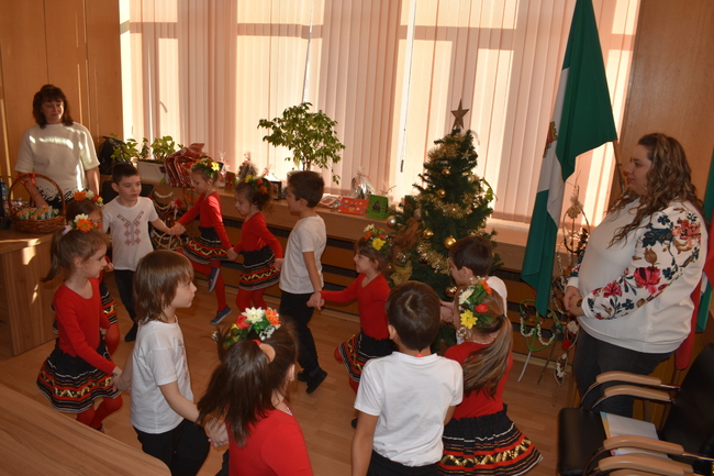 Община Разград: Деца от група „Слънчице“ в ДГ“Приказка“ поздравиха общинското ръководство за Коледа и Нова година