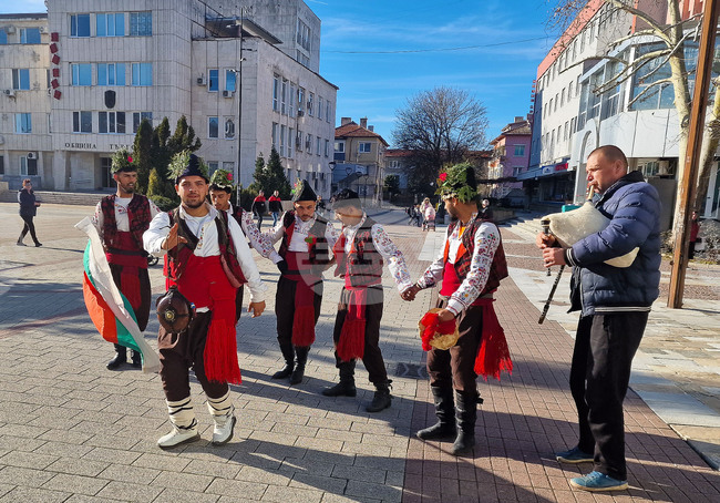 Търговище - коледари - настроение