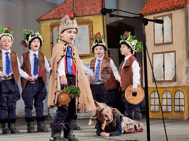 Над 200 малки коледари танцуваха в ритъма на ямболския мъжки буенек