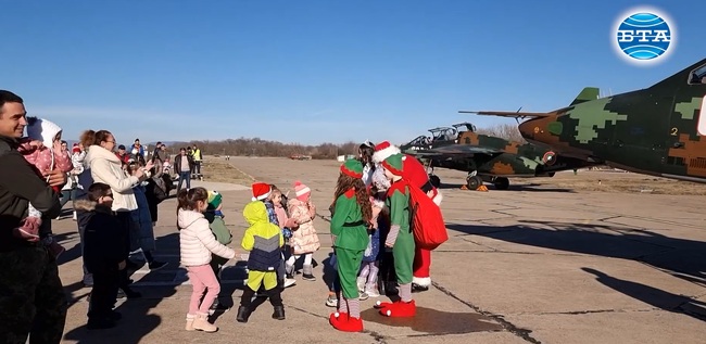 Дядо Коледа и Снежанка кацнаха в авиобаза „Безмер“ край Ямбол с два самолета Су-25