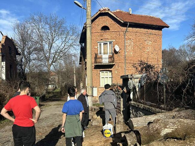 Софийски гимназисти даряват хранителни пакети на възрастни хора от областите Монтана и Враца 