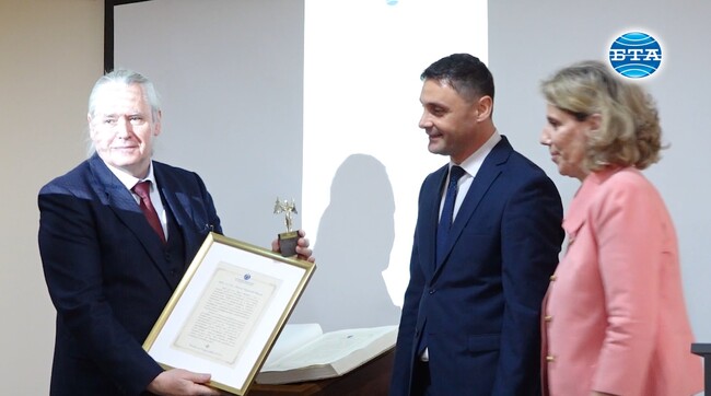 В Златната книга на Патентното ведомство днес беше вписано името на проф. д-р инж. Август Иванов, директор на Института по роботика на БАН
