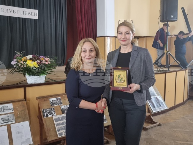 Военният клуб в Плевен получи почетен плакет за своята 90-годишнина от ИА „Военни клубове и военно-почивно дело“